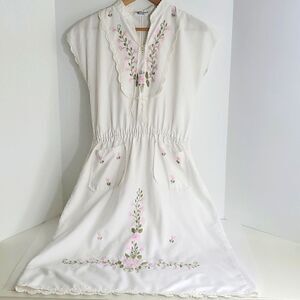 Vintage Embroidered and Crocheted Floral Short Sleeve Dress S